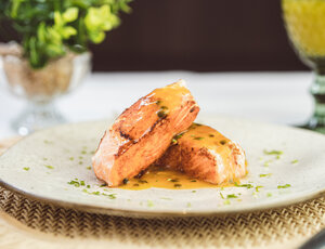 Salmão ao molho de maracujá