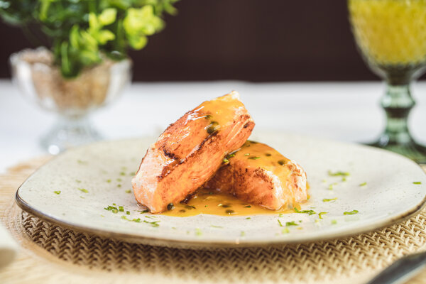 Salmão ao molho de maracujá